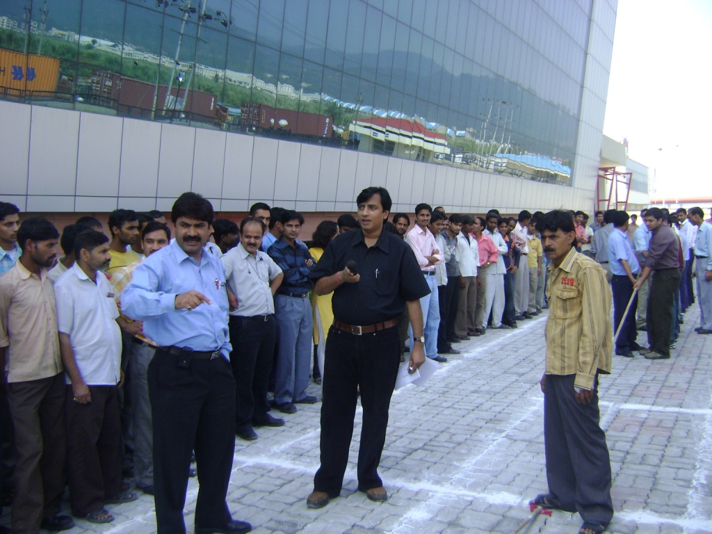 Kunwer Sachdev with Su-Kam employees at Baddi factory