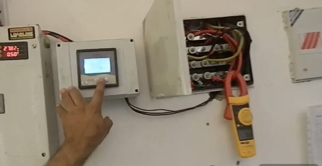 Clamp meter and load meter measuring the current drawn by the Su-Kam solar DC system