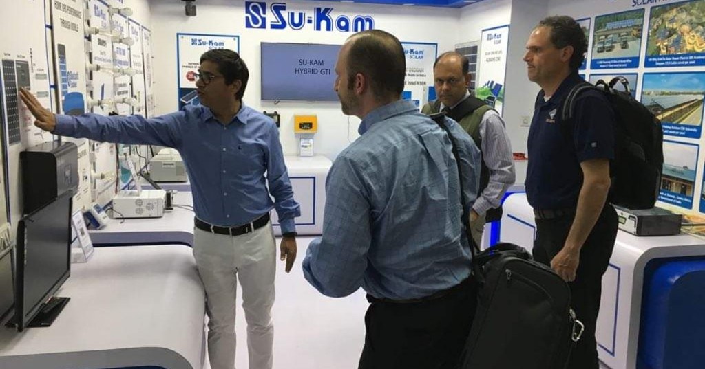 Kunwer Sachdev in a Su-Kam showroom explaining Hybrid GTI and home UPS technology to visiting engineers