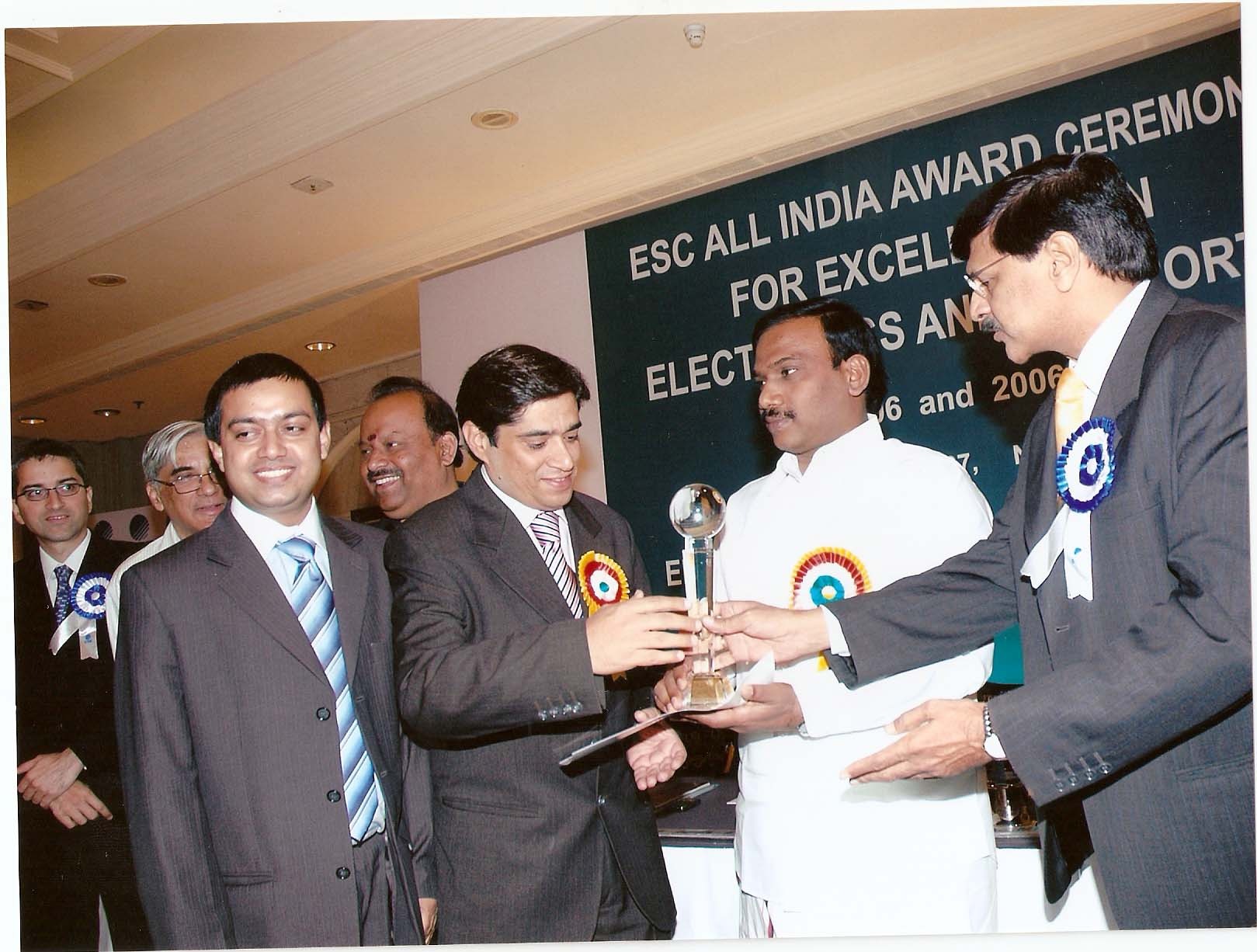 Kunwer Sachdev receiving ESC All India Award for Excellence 2005-06 trophy