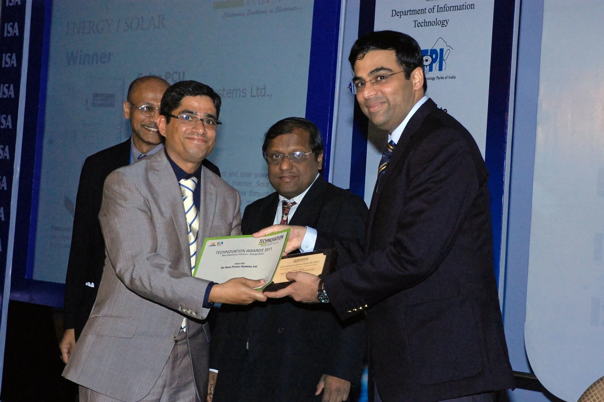 Kunwer Sachdev receiving Technovation Awards 2011 Best Electronic Product Energy/Solar for Su-Kam